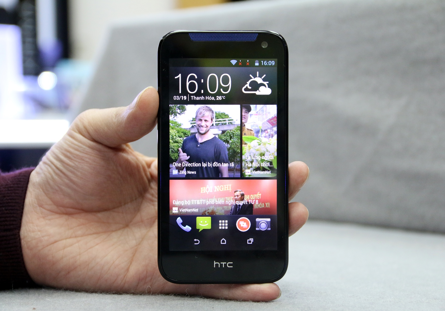 Di dong gia re 2 SIM, man hinh rong cua HTC sap ban o VN hinh anh