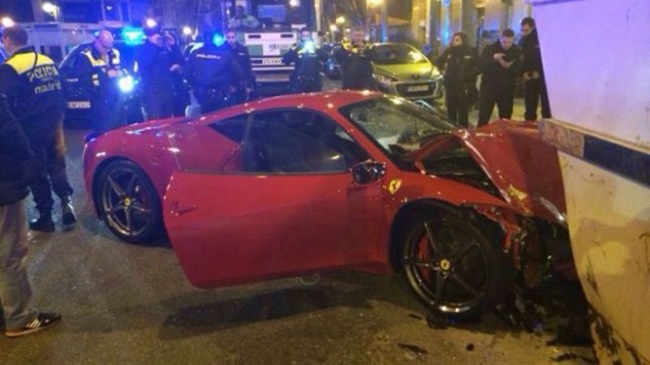 Ferrari 458 Italia bep dau vi dam vao thung rac hinh anh