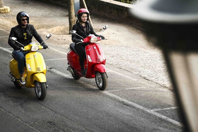 Vespa Sprint có ba tùy chọn động cơ 3 van thế hệ mới gồm một bản 4 kỳ dung tích xi-lanh 125 cm3 và hai bản có dung tích xi-lanh 50 cm3 loại 2 kỳ và 4 kỳ - Ảnh: Scooter Community.