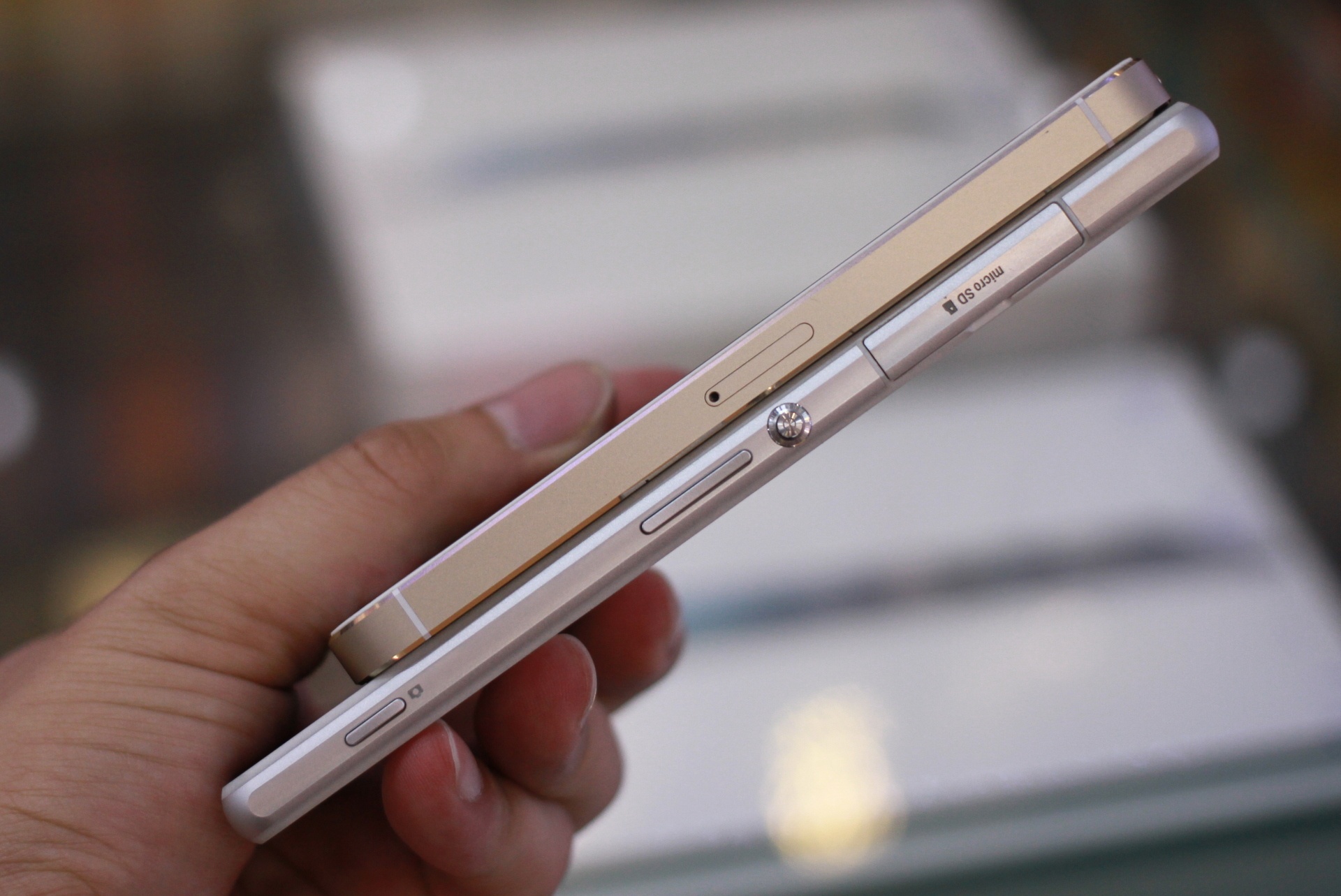 Xperia Z2 có kèm khả năng chống nước và chống bụi nên các cổng kết nối đều có nắp đậy. iPhone 5S không có tính năng này nên vẫn theo thiết kế truyền thống của Apple. 