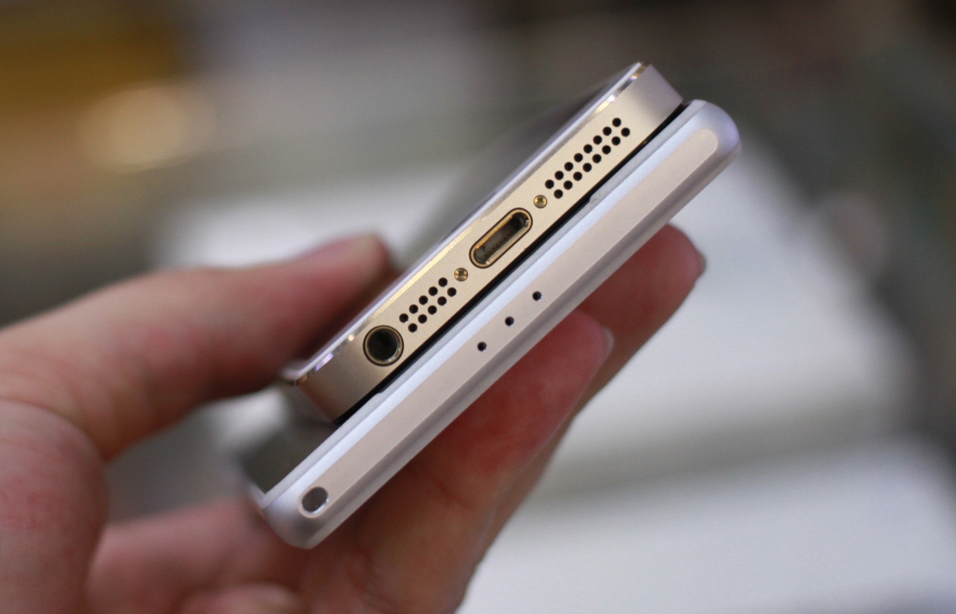 Trên lý thuyết, iPhone 5S mỏng hơn so với Xperia Z2, nhưng thực tế khó nhận ra sự chênh lệch này.