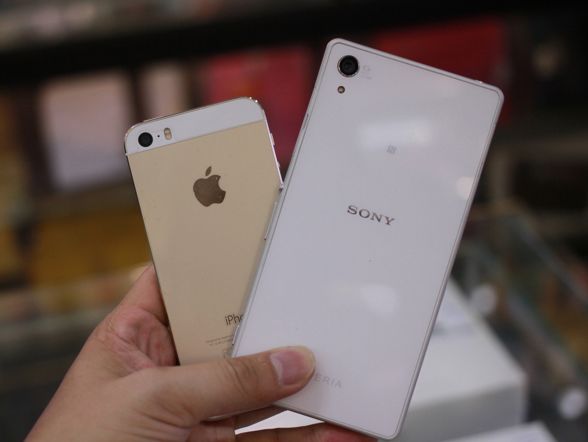 Mặt lưng của cả hai tương đối đơn giản, sử dụng màu trơn và không có những đường vân chống bám vân tay như các đối thủ Android của HTC, Samsung, LG.