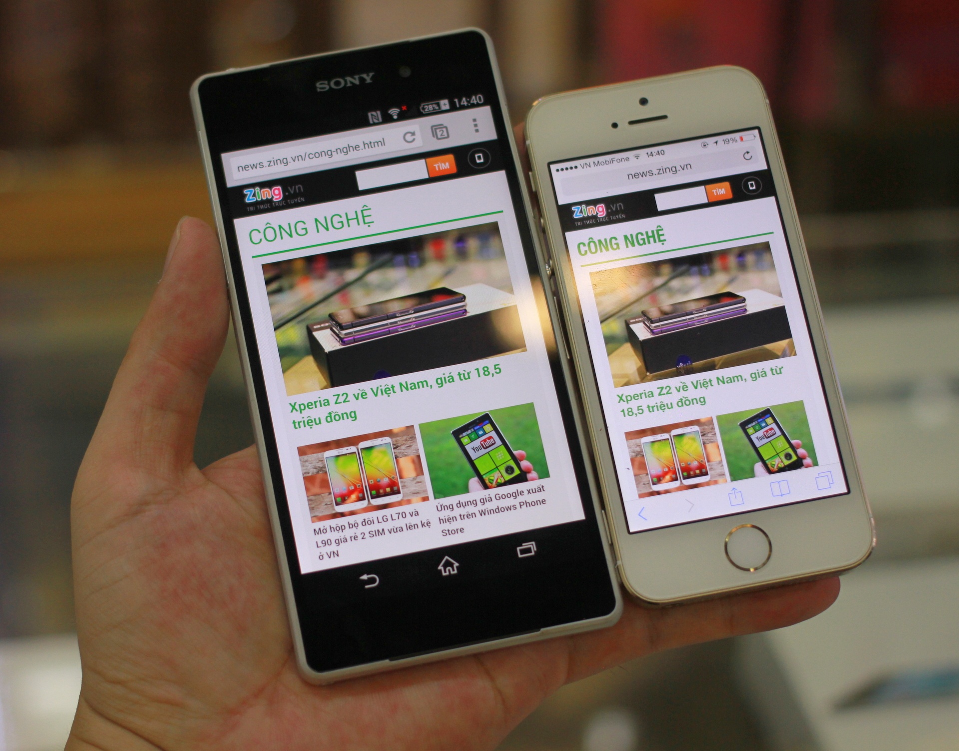 Xét về khả năng hiển thị, Xperia Z2 cho màu sắc mát dịu hơn, iPhone 5S thiên về tông màu ấm. Màn hình lớn là một lợi thế của Xperia Z2 khi lướt web, và kích thước nhỏ cho phép người dùng sử dụng iPhone 5S bằng một tay.