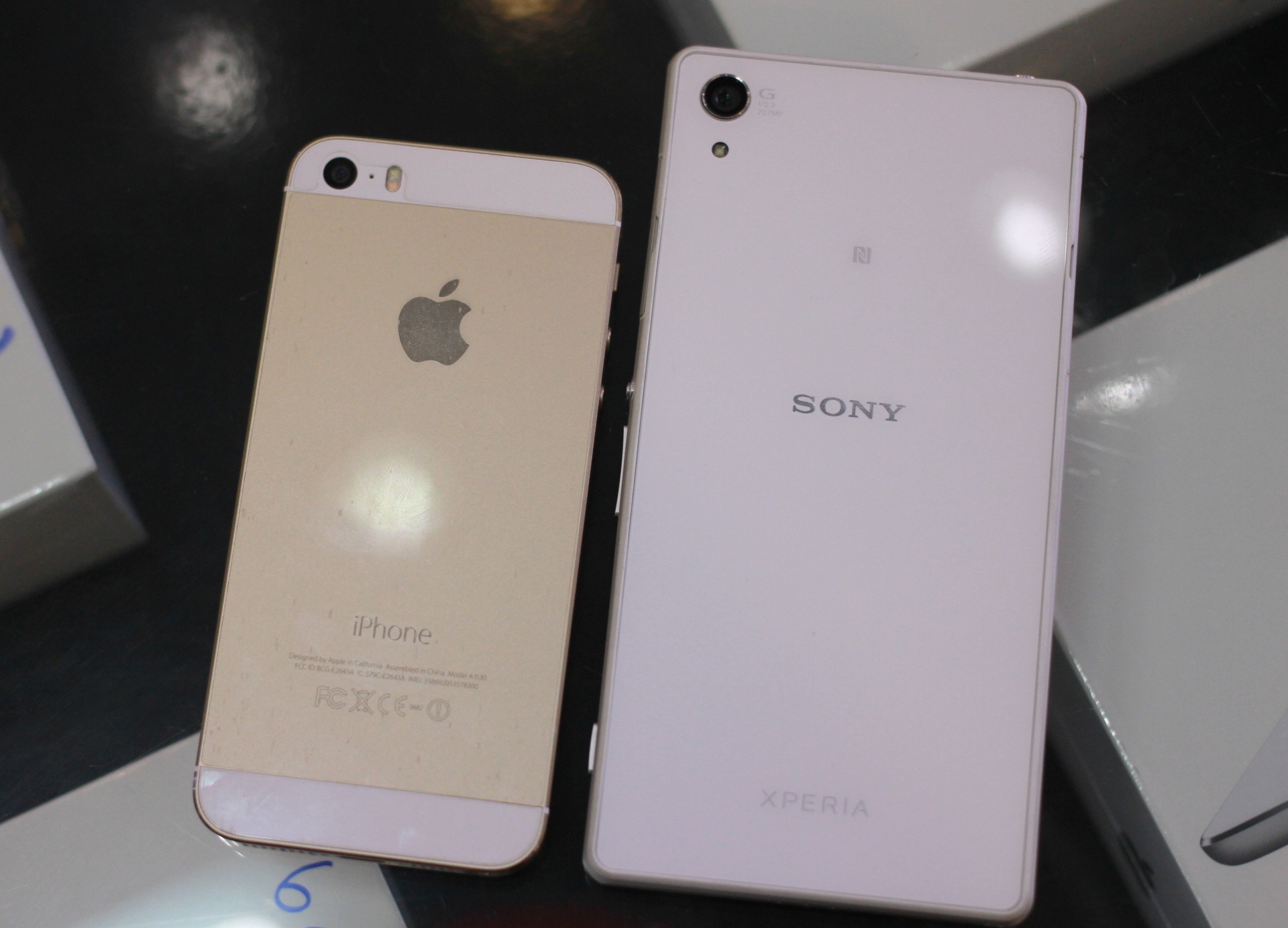 Cả hai model này đều bố trí cụm camera ở góc trên bên trái.