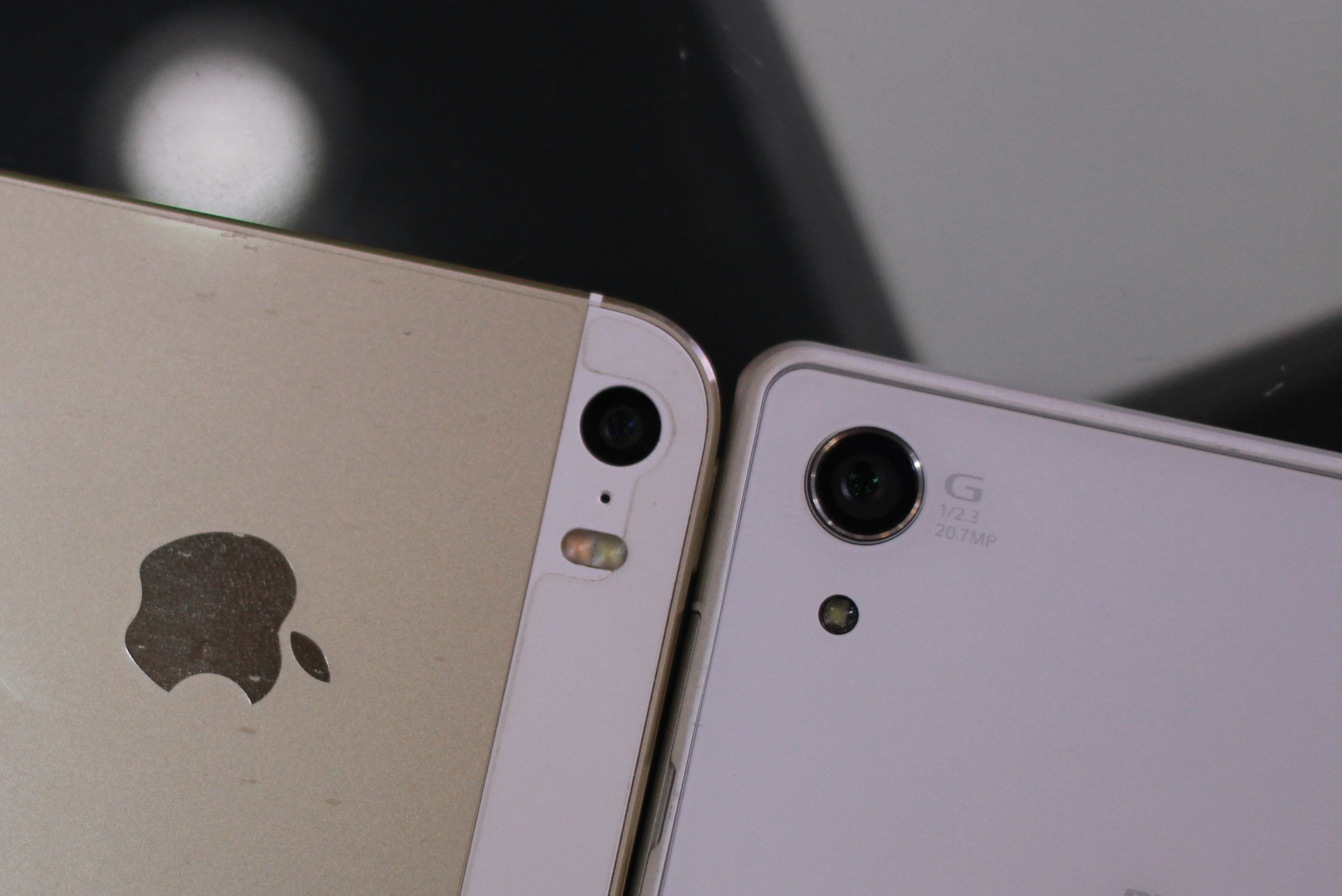 Cụm loa của Xperia Z2 và iPhone 5S đều ở cạnh dưới.