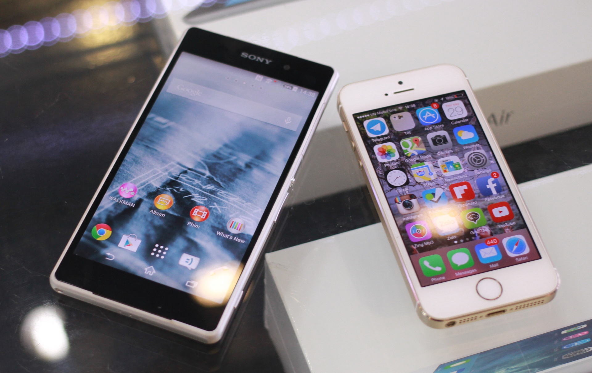 Xperia Z2 là siêu phẩm mới nhất cao cấp nhất của Sony, trong khi đó iPhone 5S 