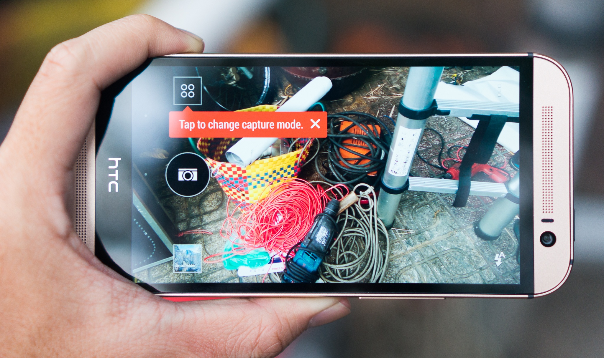 Mo hop HTC One M8 mau vang gia 22 trieu dong tai Viet Nam hinh anh