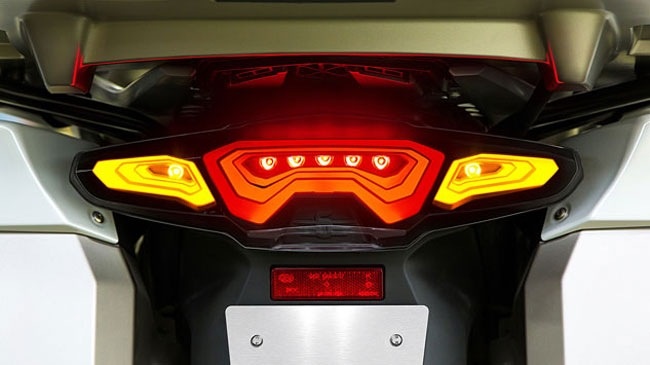 Moto BMW se dung he thong den lai hinh anh