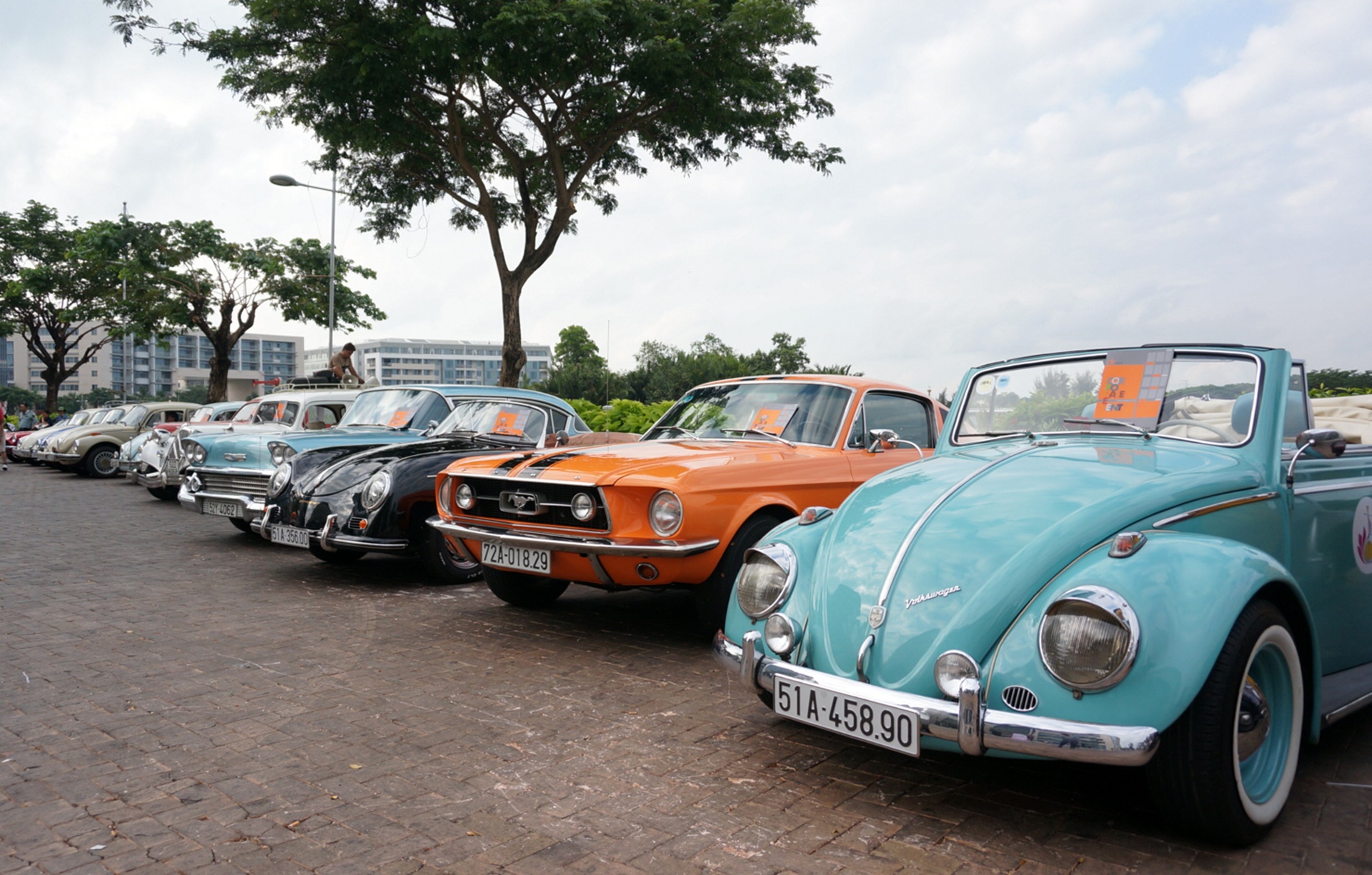 Từ sáng sớm, 19 chiếc xe cổ đã tập trung tại hồ Bán Nguyệt, Phú Mỹ Hưng, Quận 7, TP HCM để làm lễ xuất phát.