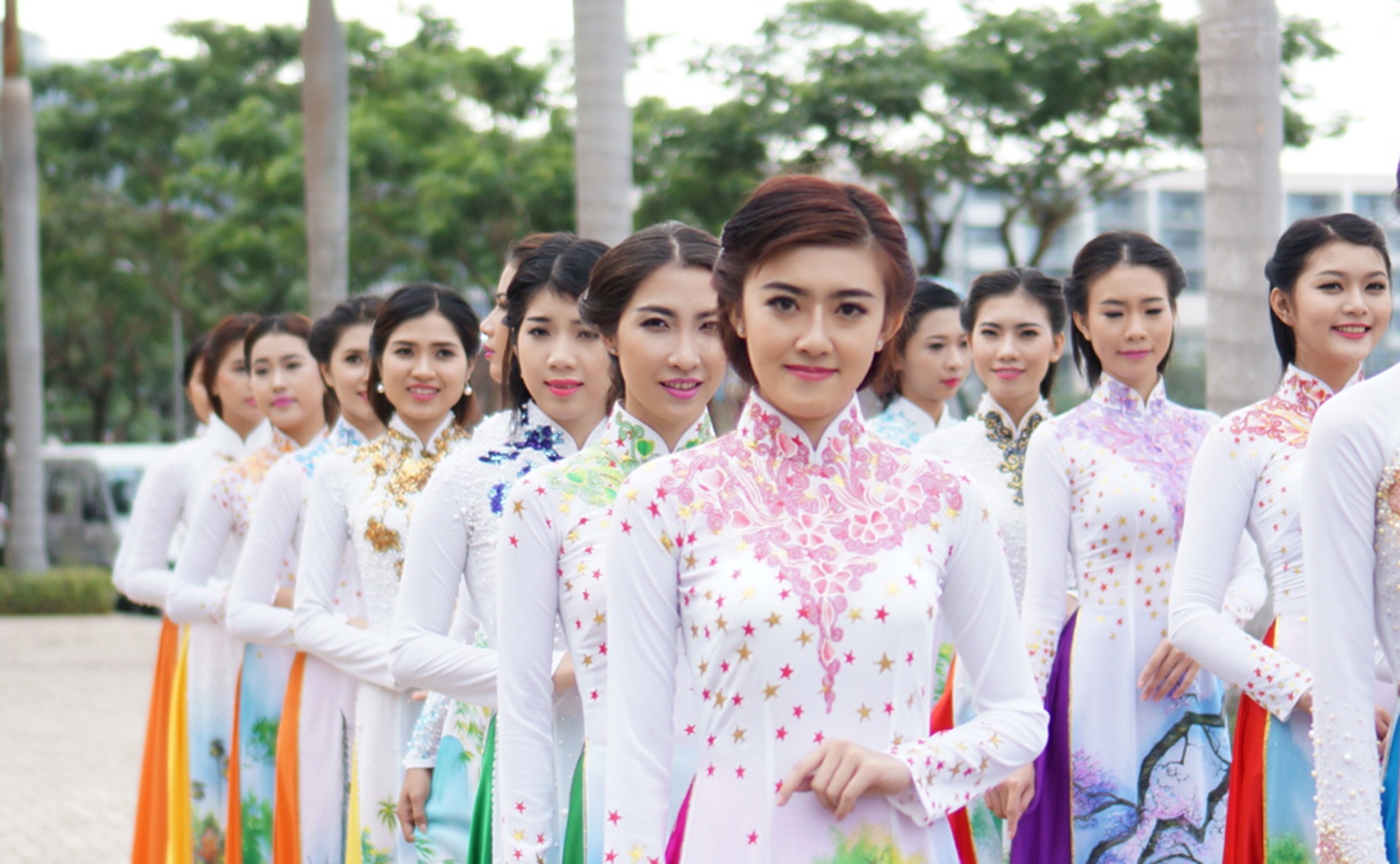 Và không thể thiếu sự góp mặt của dàn người mẫu ảnh, những người sẽ song hành cùng chuyến đi.