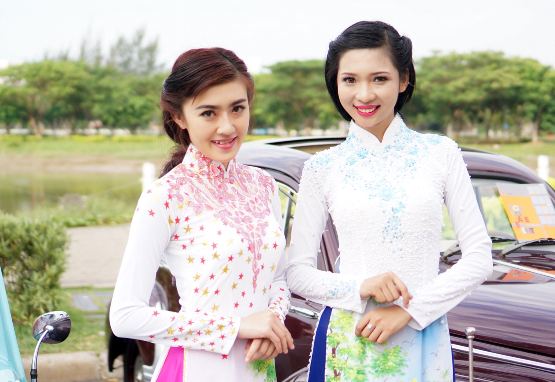 Khi lên xe, các người mẫu sẽ mặc trang phục dân gian Nam bộ những năm 1920- 1930 với chất liệu Lãnh Mỹ A hoặc lụa tơ tằm.