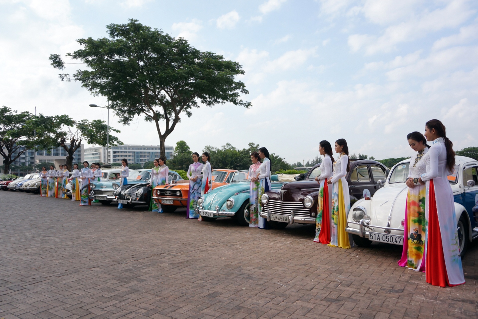 Theo Ban tổ chức, mỗi xe sẽ gồm một nam và một nữ người mẫu ảnh, tham gia xuyên suốt các sự kiện trên chuyến đi.