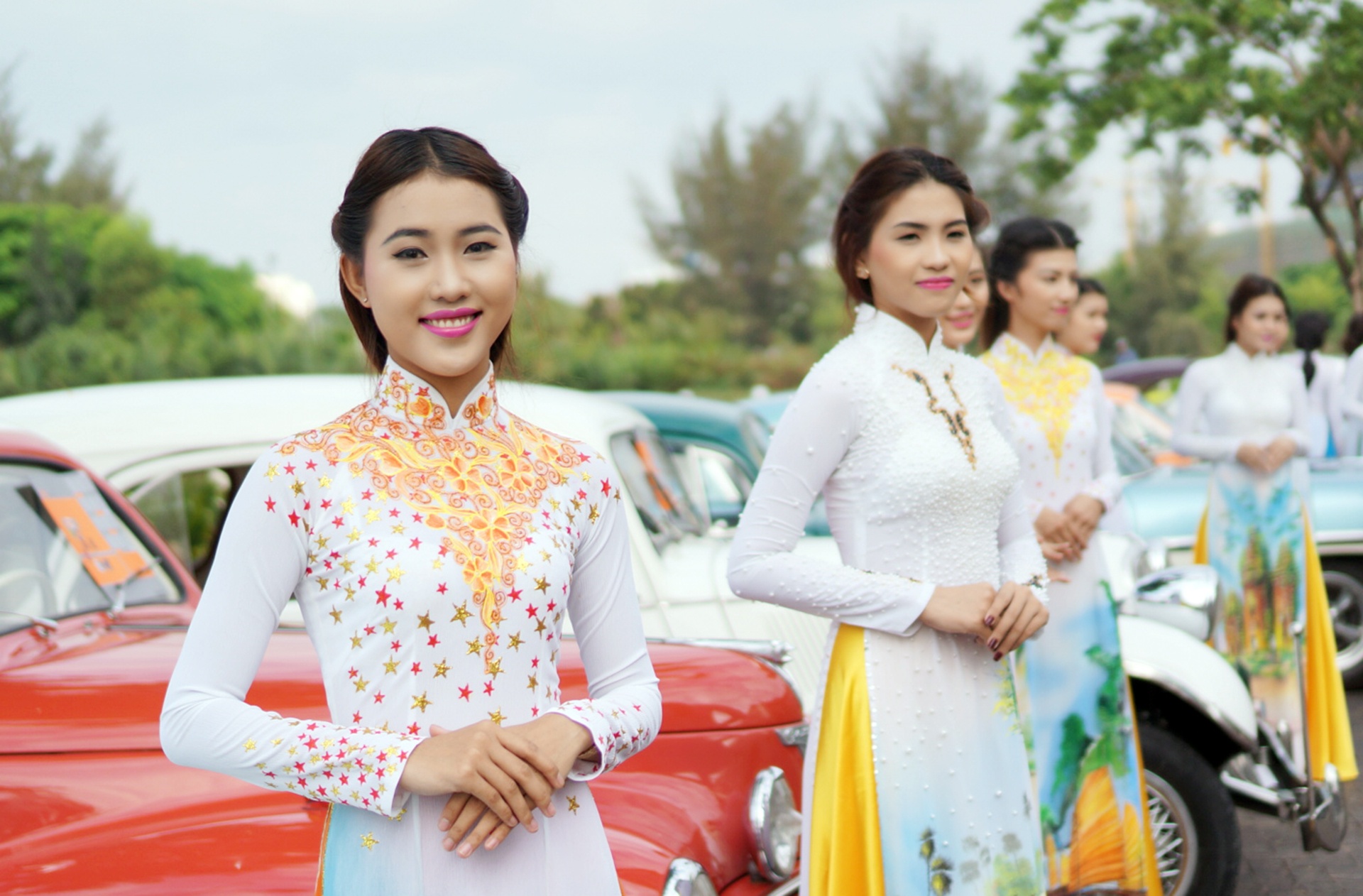 Toàn bộ trang phục do nhà thiết kế Tuấn Hải, người có nhiều kinh nghiệm thiết kế trang phục cho các cuộc thi nhan sắc mang tầm quốc gia và quốc tế.