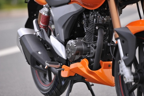 Động cơ là loại chế hòa khí chứ không phải phun xăng điện tử.