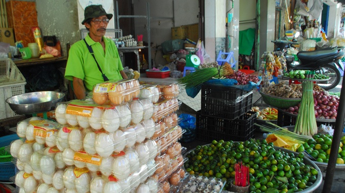 Vi sao nguoi tieu dung phai mua trung dat? hinh anh