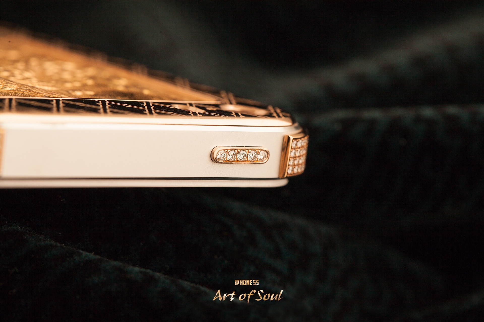 Không chỉ có khung viền được chế tác bằng vàng 18K nguyên khối, bằng việc phối hợp đính kết thủ công những viên kim cương tự nhiên trên các phím chức năng của chiếc iPhone 5S, người nghệ nhân kim hoàn đã tạo nên một tuyệt phẩm không chỉ có giá trị cao bởi sử dụng nguyên liệu đắt tiền mà còn là sự kết hợp hài hòa giữa hai phong cách “cổ & kim”. ạnh trên với phím nguồn và cạnh bên được đính kim cương.