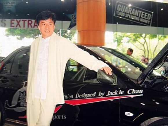 Thành Long bên chiếc Lamborghini Aventador Jackie Chan Edition. Ảnh: PcAuto.
