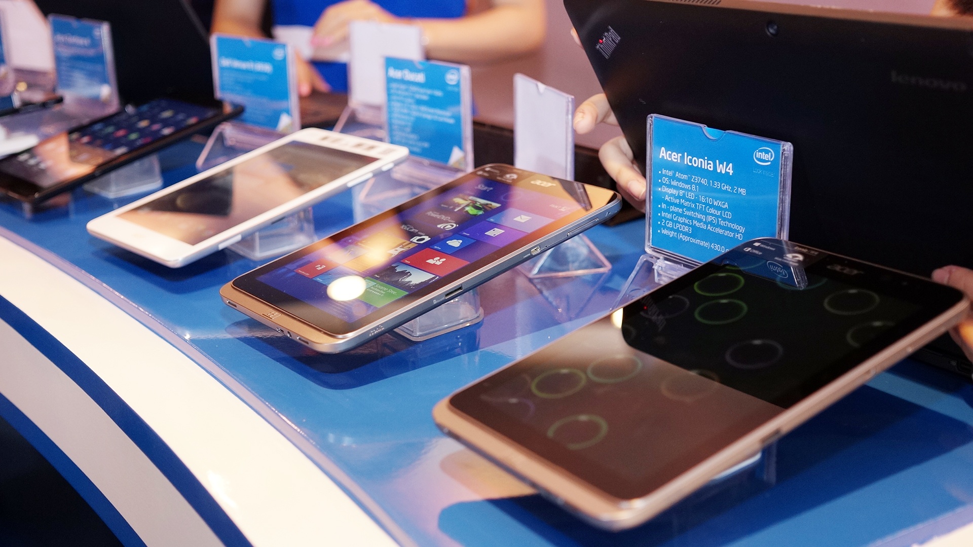 Nguoi Viet mat nhieu thoi gian cho smartphone va tablet hinh anh