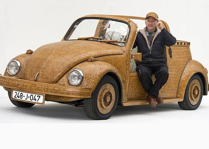 Ông Momir Bojic, nhân viên đã nghỉ hưu của hãng xe Volkswagen cùng vợ, bà Nada đã cùng nhau chế tác lên một chiếc xe Volkswagen Beetle đặc biệt phủ gỗ gần như hoàn toàn.