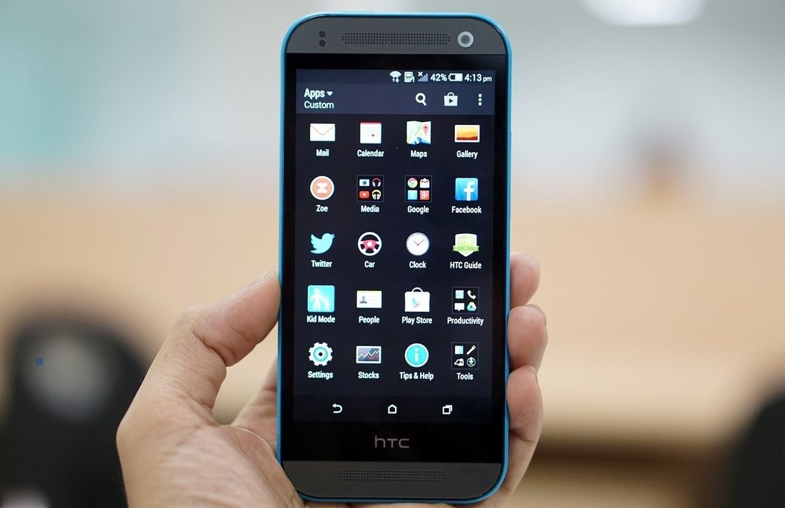 One Mini 2 có màn hình 4,5 inch (lớn hơn một chút với One Mini), độ phân giải 1.080 x 720 pixel. Máy dùng vi xử lý Qualcomm Snapdragon 400 lõi tứ 1,2 GHz, RAM 1GB và đồ họa Adreno 305, bộ nhớ trong 16GB (có thể nâng cấp lên 128 GB qua thẻ nhớ), pin 2.100 mAh. Theo một nguồn tin riêng của Zing.vn, model này sẽ được bán ra tại Việt Nam trong tháng 6.