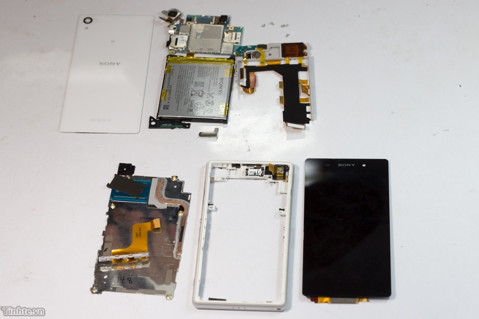 Khung cua Xperia Z2 khac Z1, lam bang nhua op nhom hinh anh