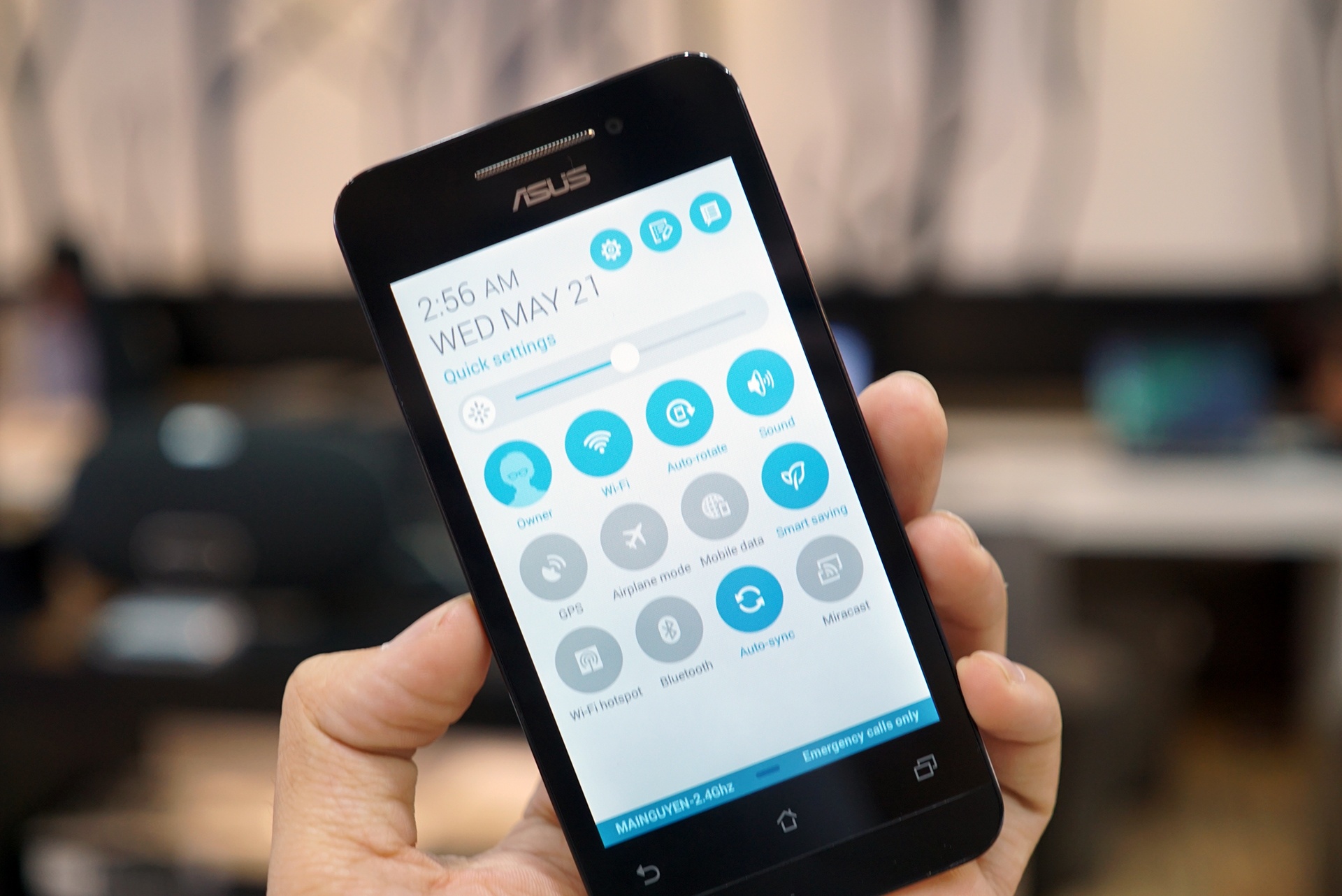 Lang di dong Viet nhon nhip tro lai nho smartphone gia re hinh anh