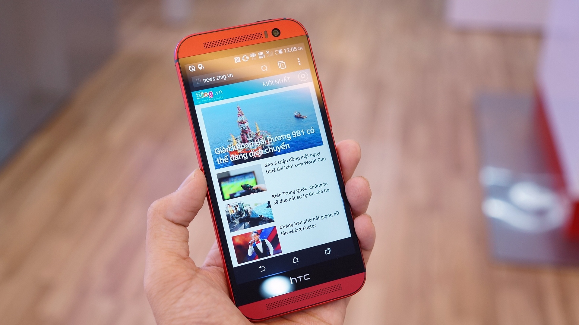 Mo hop HTC One M8 mau do vua len ke tai Viet Nam hinh anh