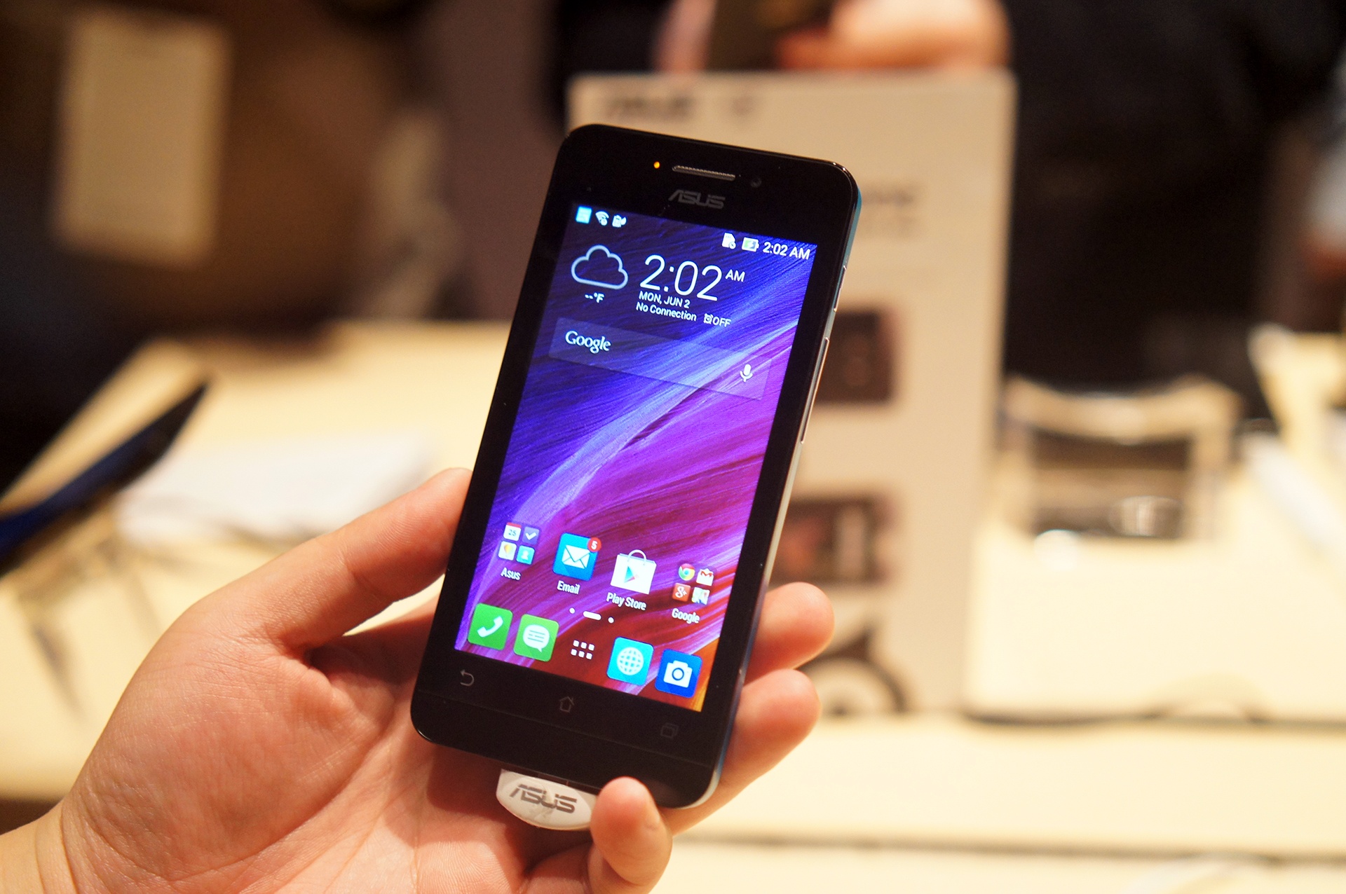 Zenfone 4 man hinh 4,5 inch ra mat, ban o VN cuoi thang 6 hinh anh