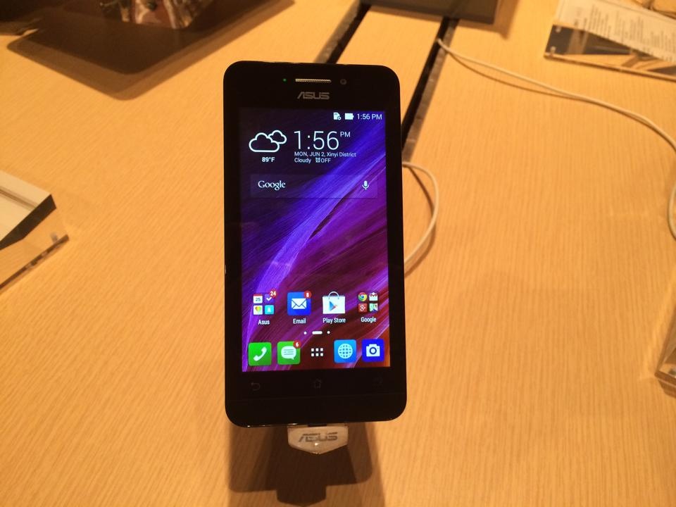 Zenfone 4 4,5 inch đang được trưng bày ở Triển lãm Computex 2014. Ảnh Thành Duy.