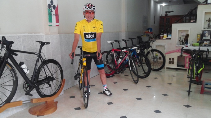 Ông Nguyễn Hữu Vũ (Vũ “An Đông”) và bộ xe đạp thể thao gồm những thương hiệu hàng đầu châu Âu hiện nay như Colnago, Lightweight, Pinarello, Shimano... - Ảnh: Đức Thanh.