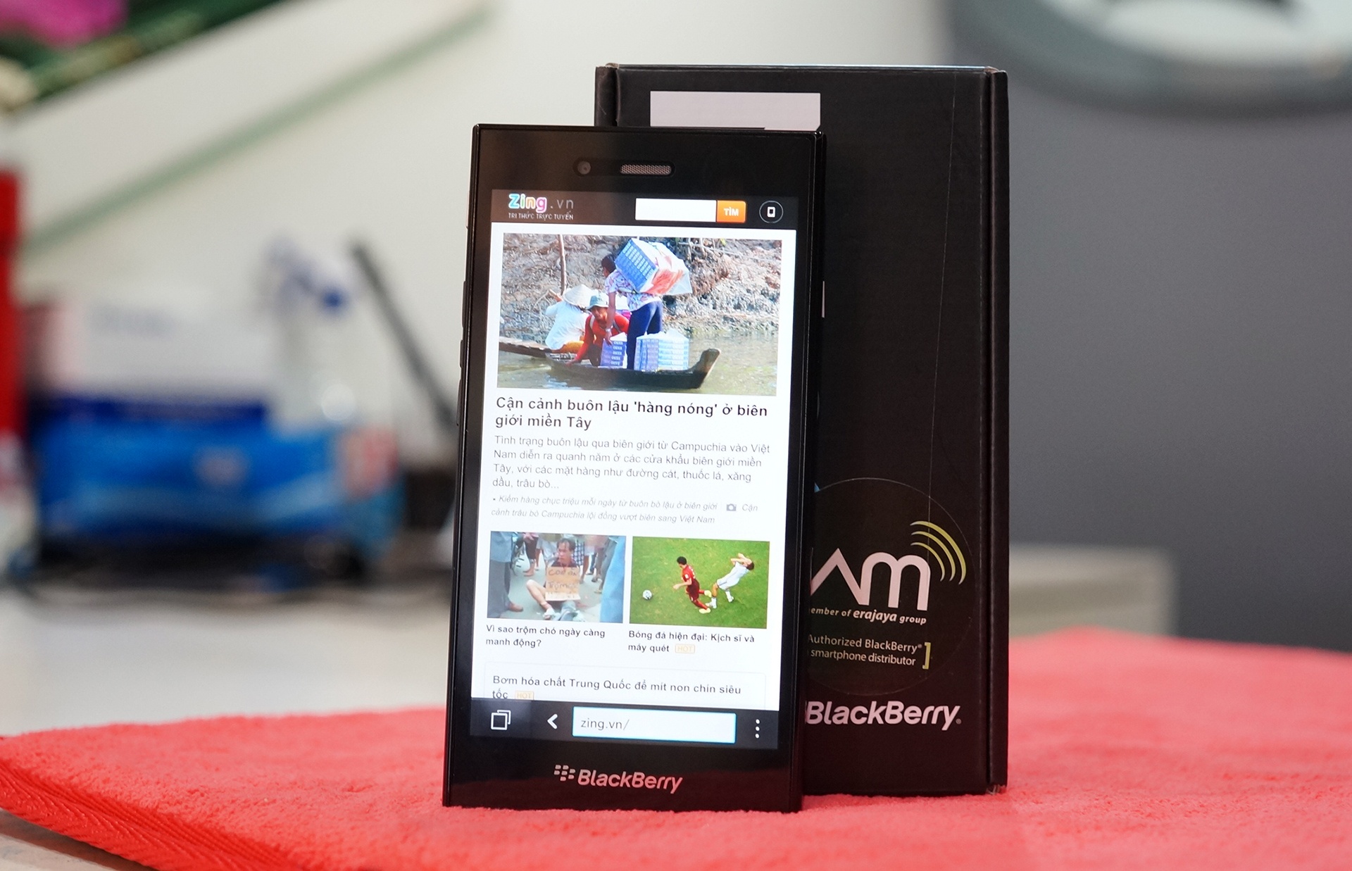 Mo hop BlackBerry Z3 xach tay gia 5 trieu dau tien ve VN hinh anh
