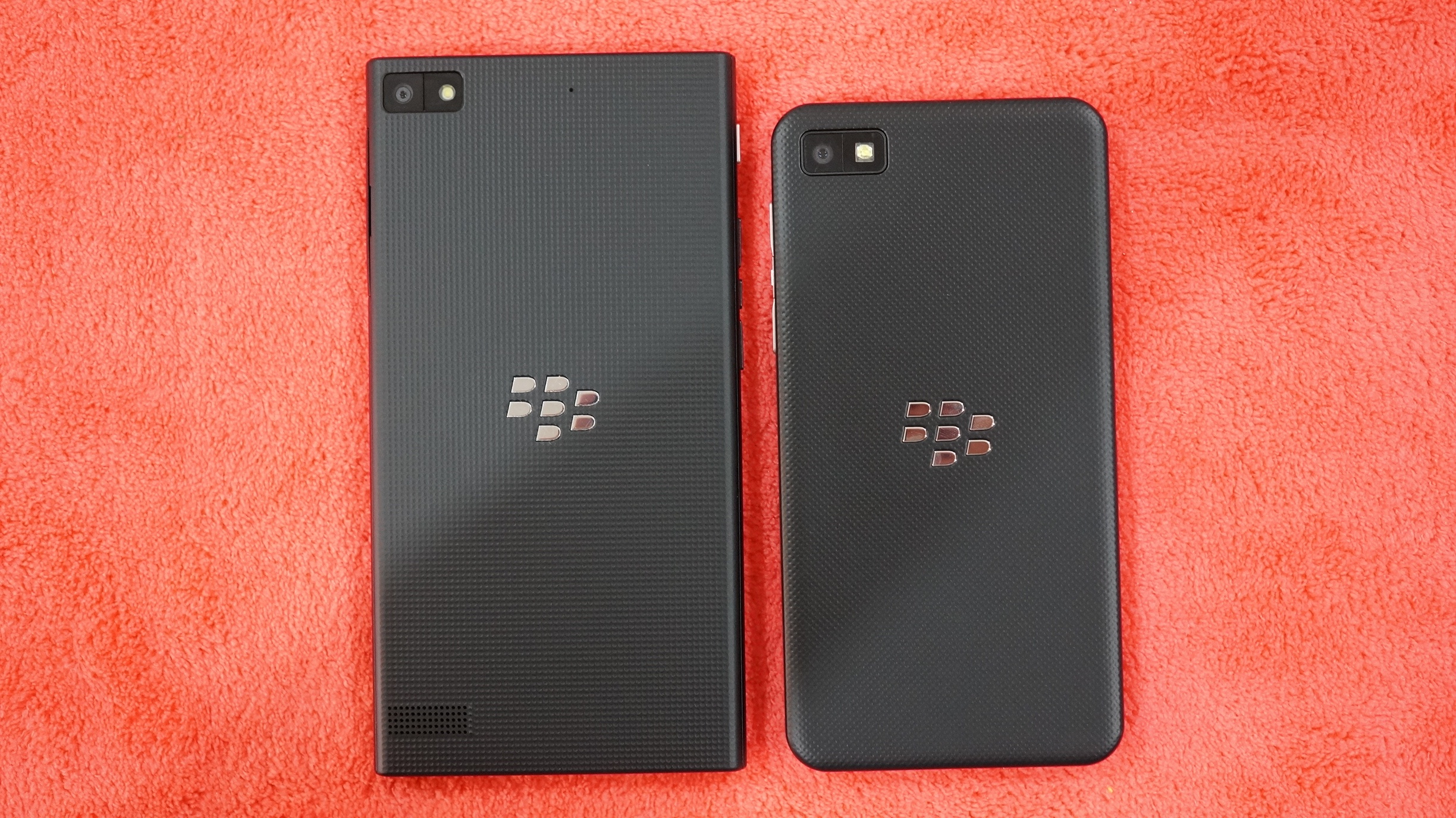 Cả hai đều có mặt lưng khá sần, phong cách thiết kế có nhiều nét tương đồng.