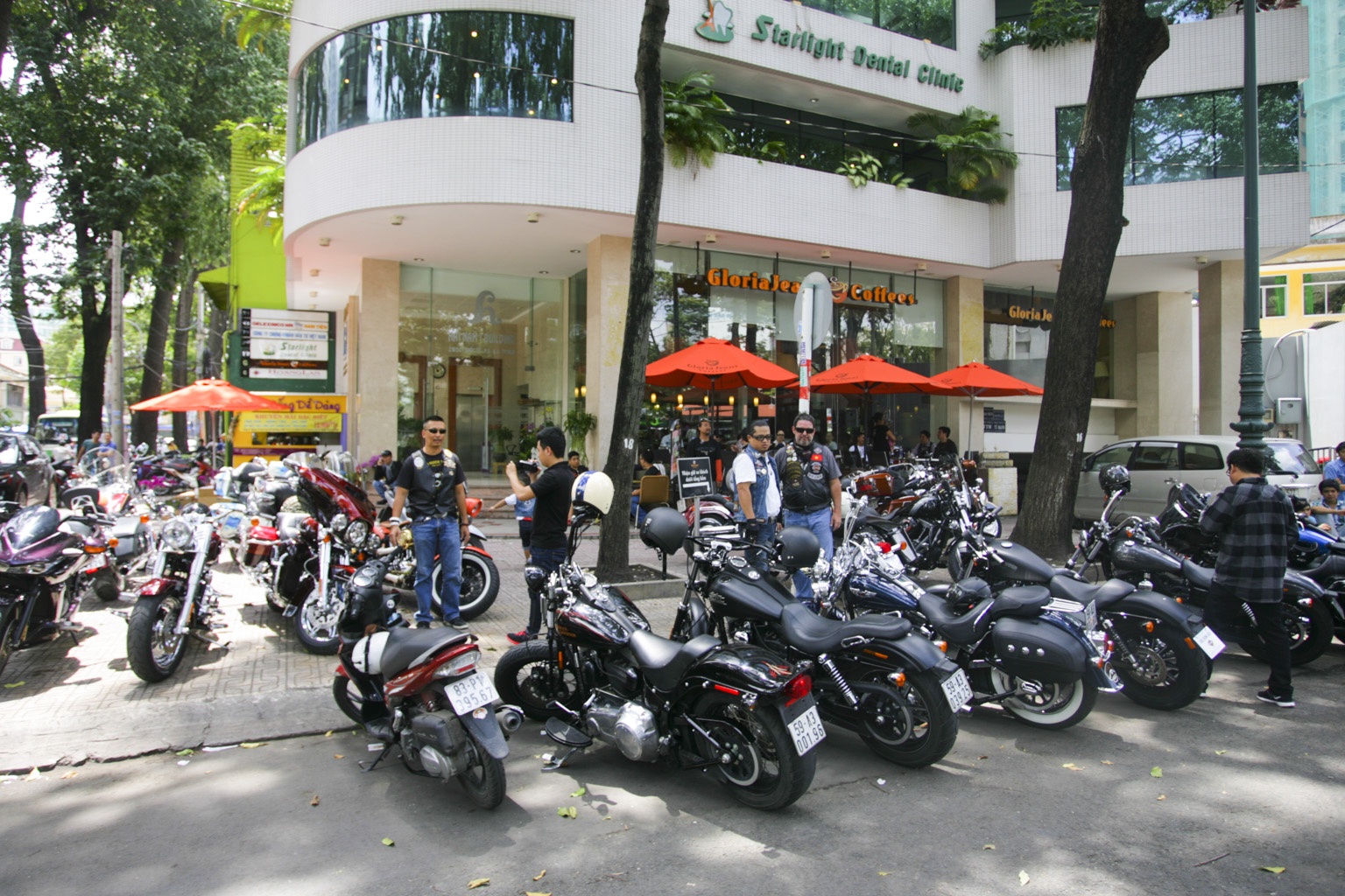 10 h sáng các thành viên của Saigon Chapter Vietnam tập hợp tại Hồ Con Rùa (Quận 1) để chuẩn bị  diễu hành.