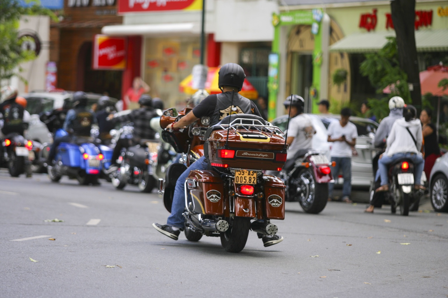 Sự xuất hiện của dòng xe mô tô Harley Davidson gây chú ý với nhiều người đi đường khi tiếng pô êm, gầm rú.