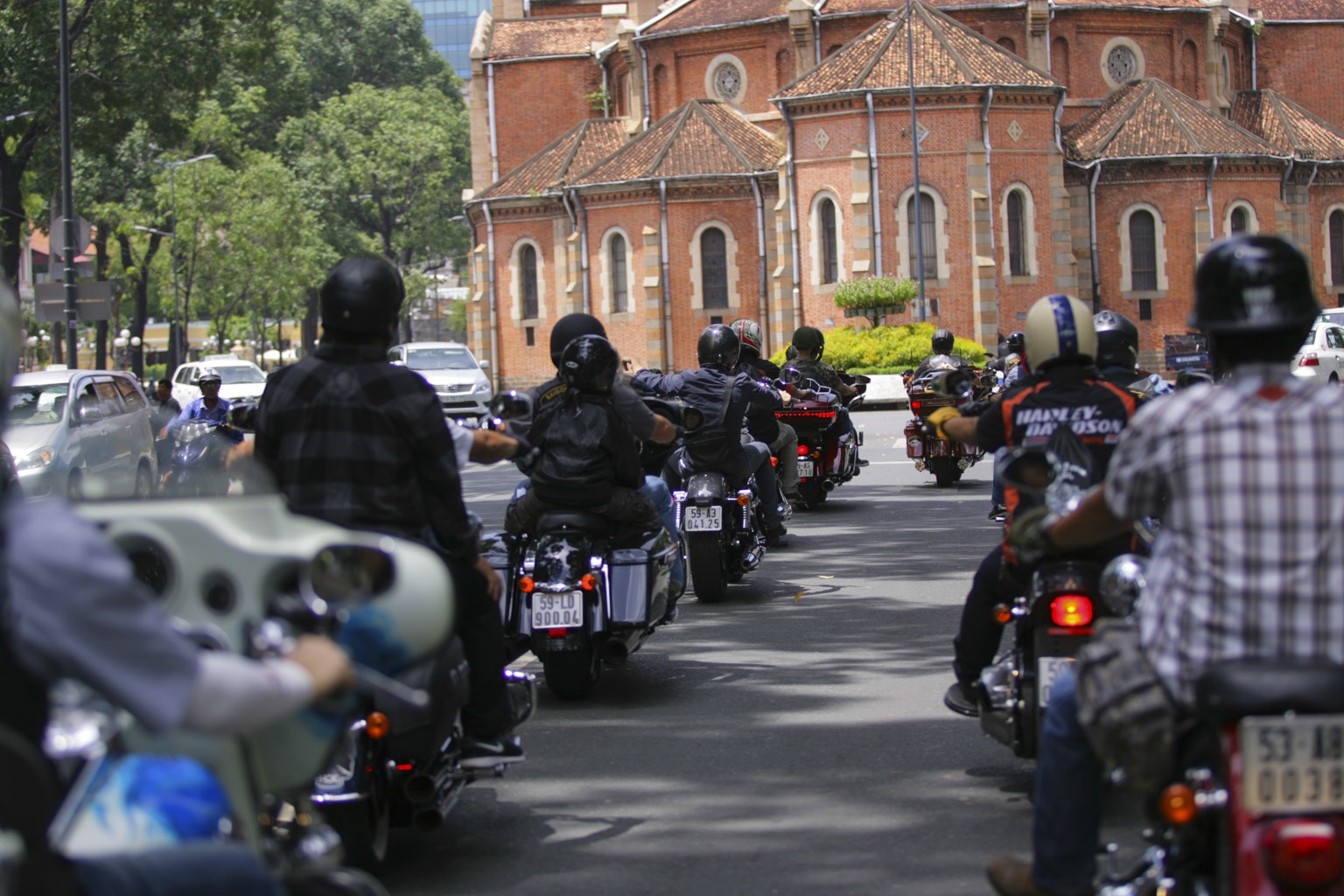 Đoàn xe diễu hành nề nếp qua Nhà thờ Đức Bà 