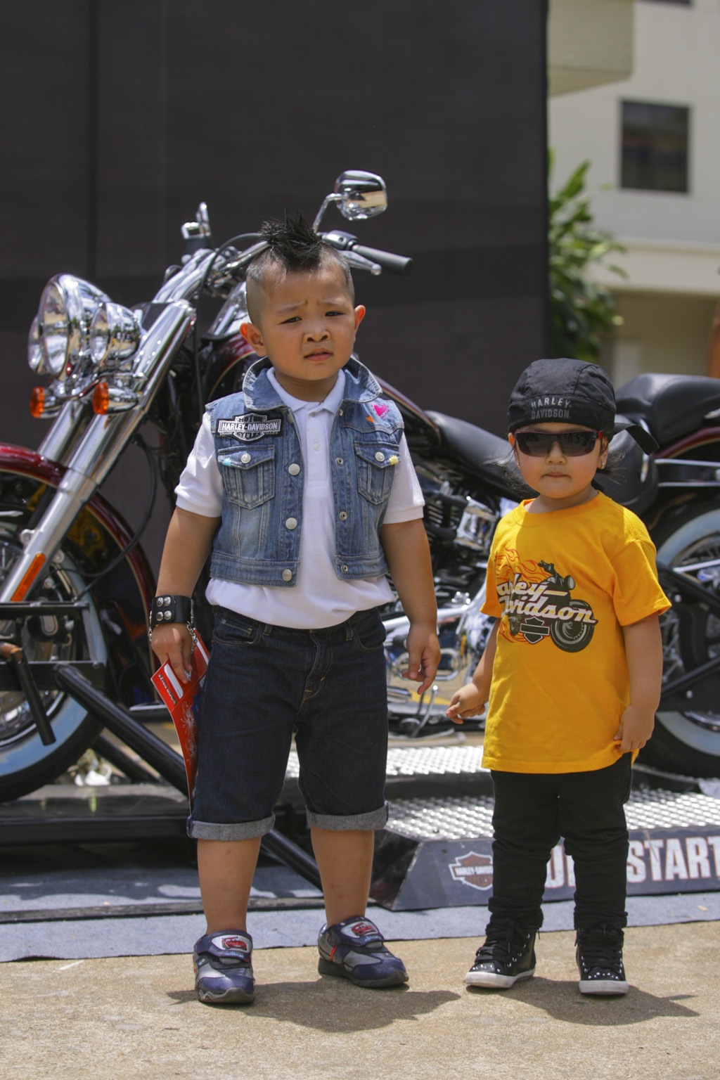 Nhiều em nhỏ cũng được các ông bố cho đi theo và tất nhiên các em vô cùng thích thú.