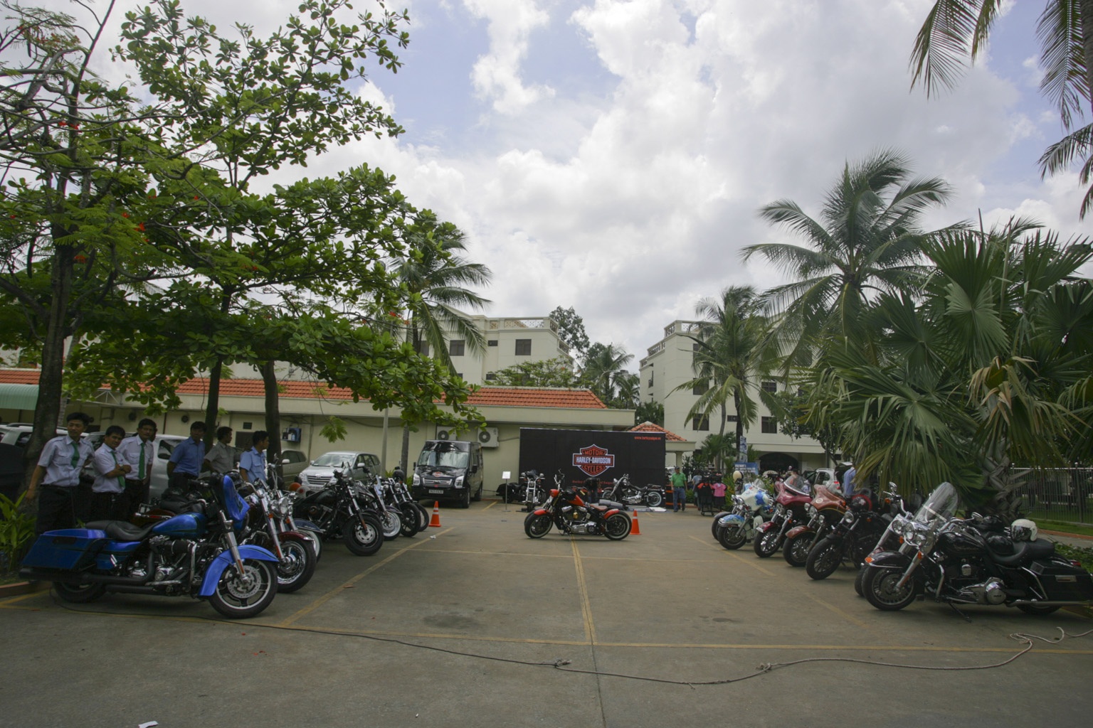 Kết thúc cuộc biểu diễn, tất cả thành viên trong CLB Saigon Chapter Vietnam tổ chức buổi nói chuyện, chia sẻ kinh nghiệm và niềm đam mê về dòng xe này.