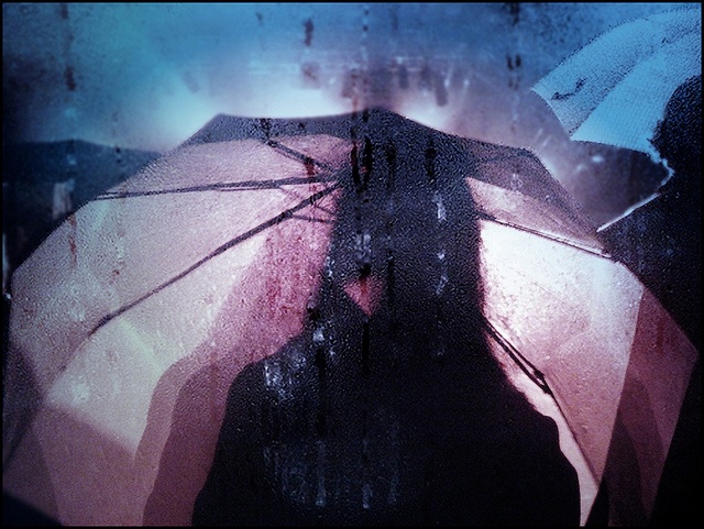 Một bức ảnh chụp trong mưa đêm của tác giả Gusbano.