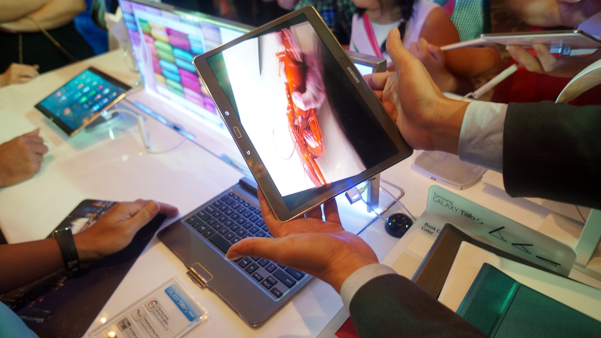 Samsung ra mat bo doi Galaxy Tab S tai VN, gia tu 12 trieu hinh anh