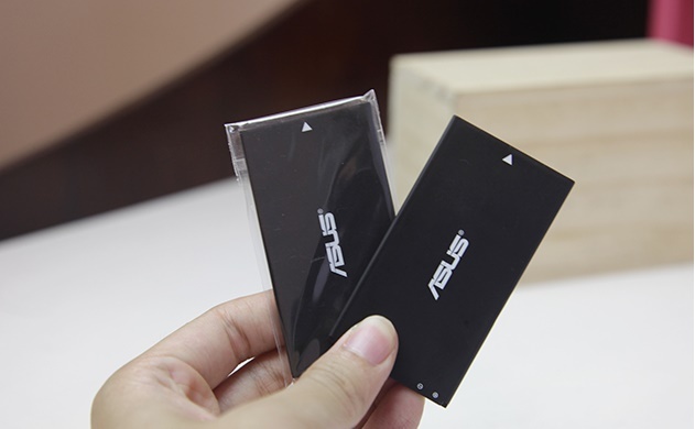 Asus ban pin dung luong lon cho Zenfone 4 gia 500.000 dong hinh anh