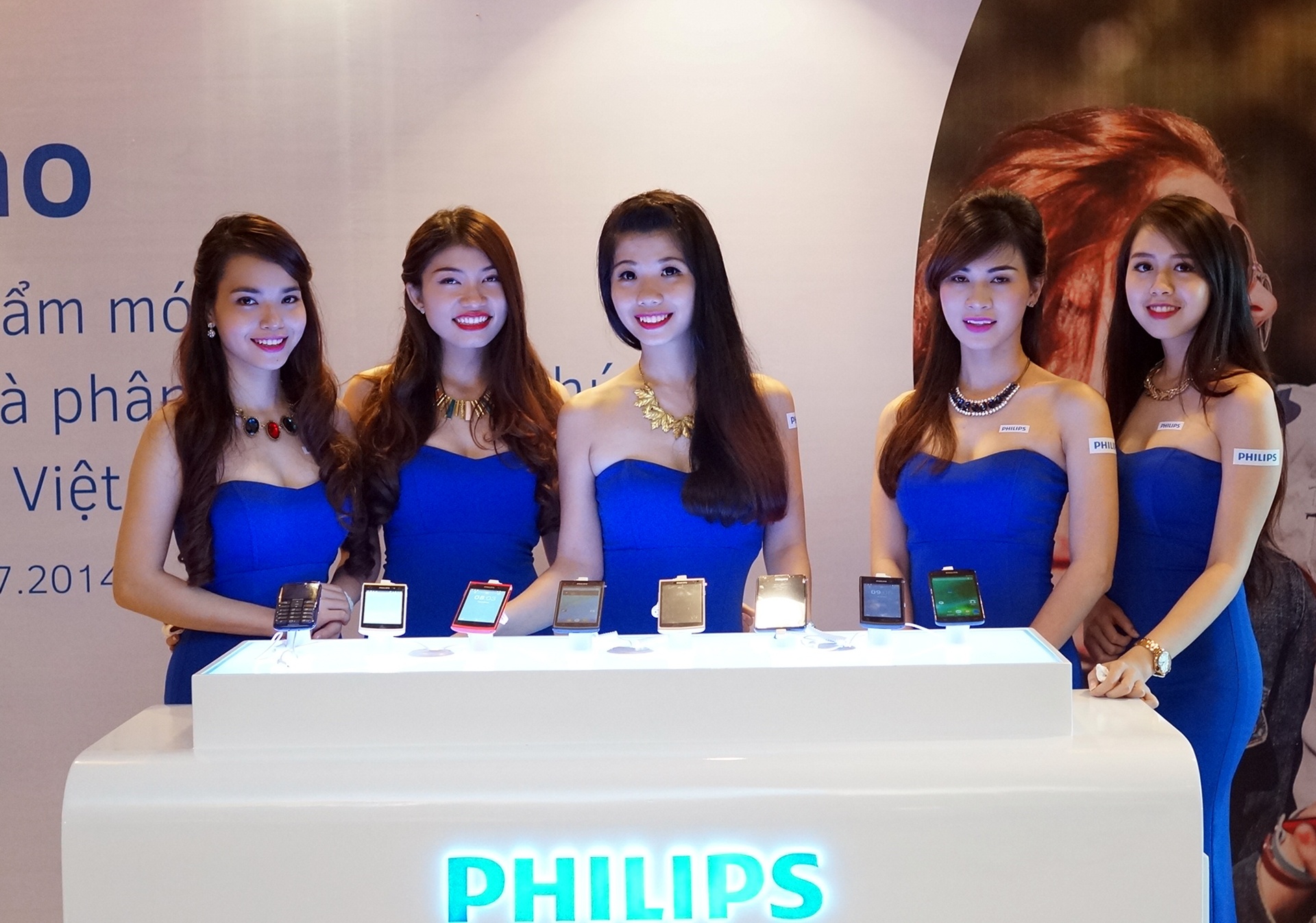 Philips ra mat 5 dien thoai pin khung tai Viet Nam hinh anh