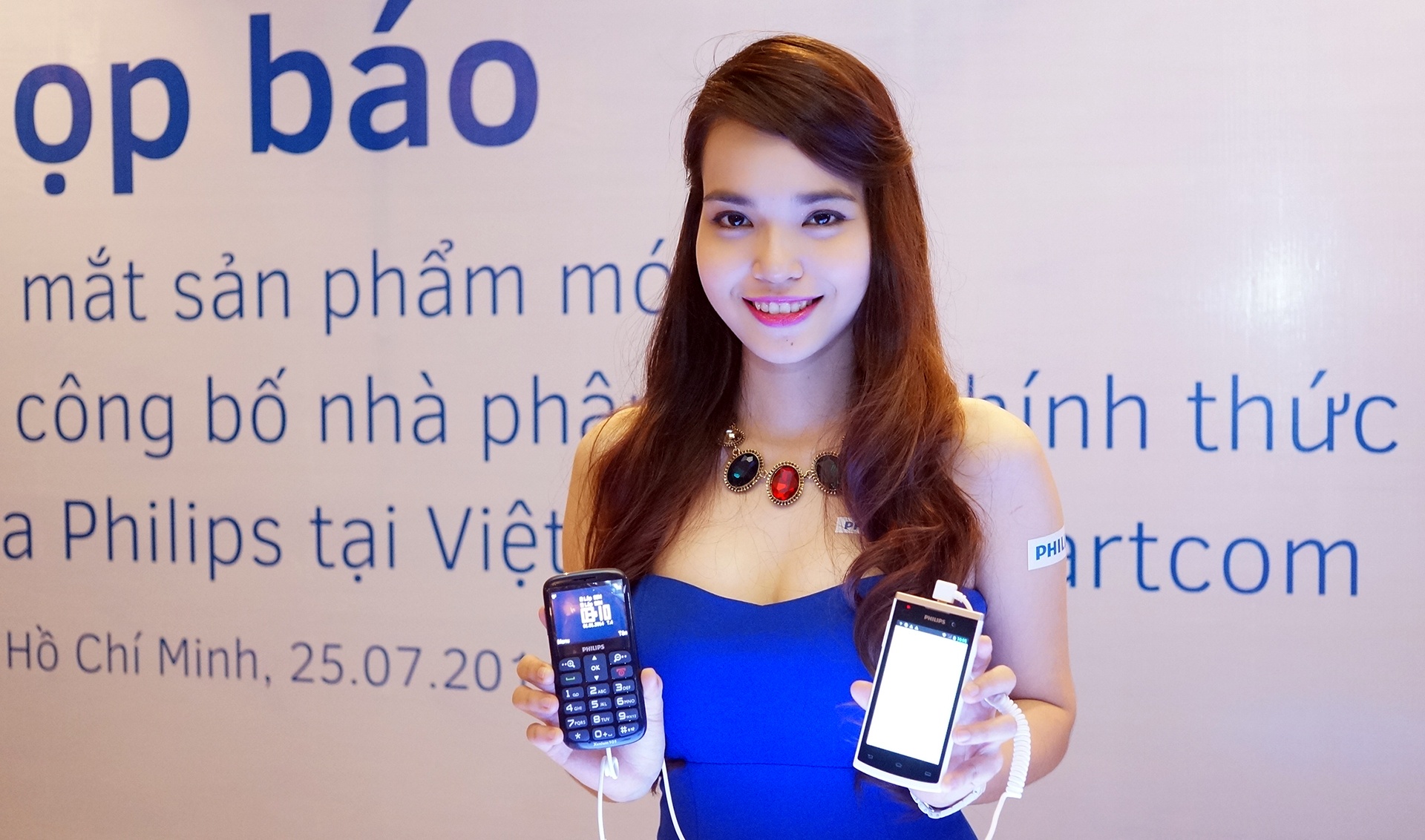 Philips tro lai Viet Nam voi loat smartphone pin 'trau' hinh anh