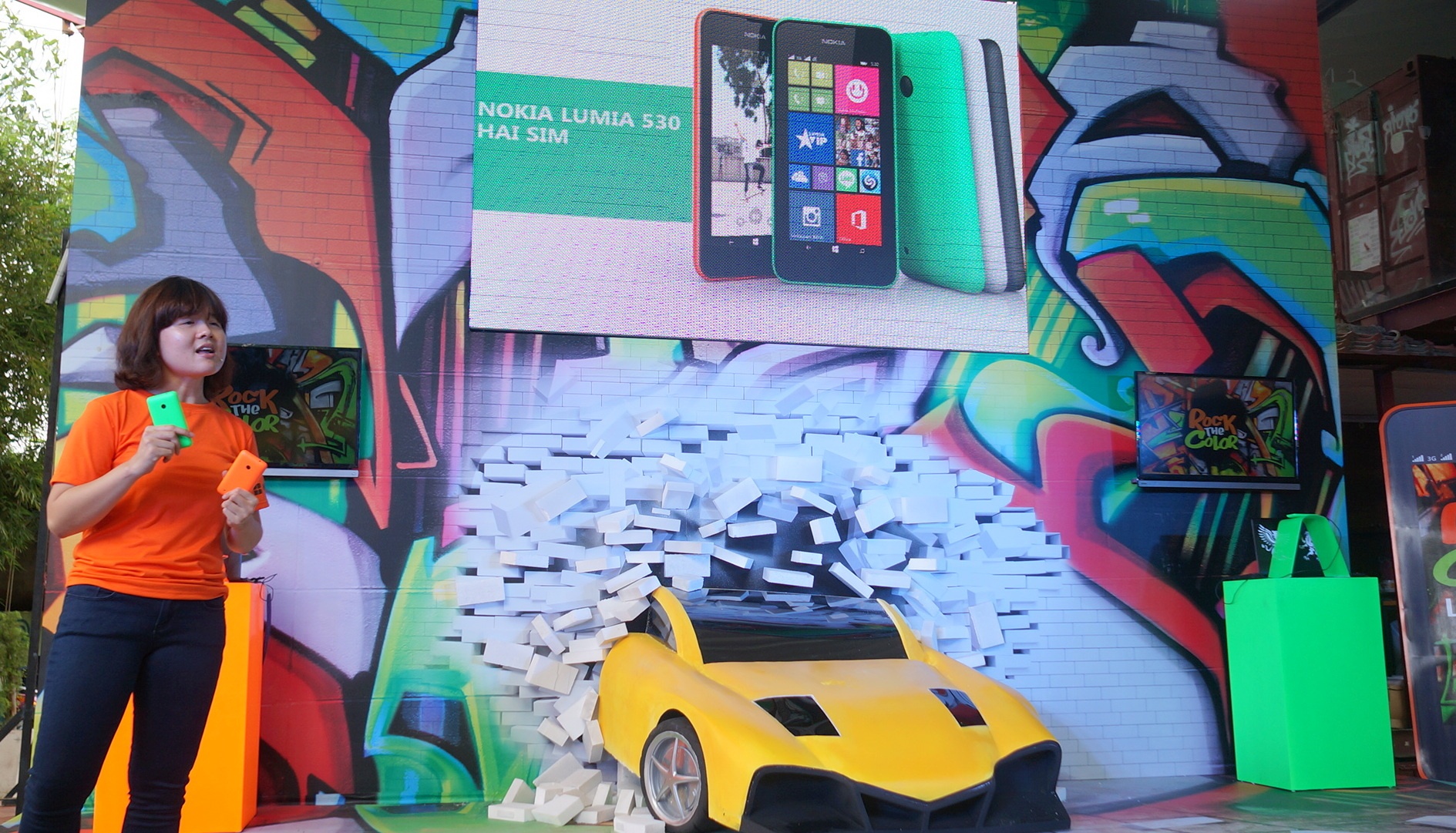 Đại diện Nokia giới thiệu Lumia 530. Ảnh: Duy Tín.