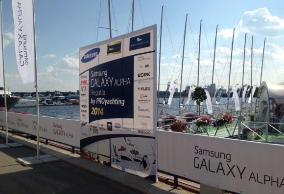 Samsung ra mat Galaxy Alpha vo kim loai tren du thuyen Nga hinh anh