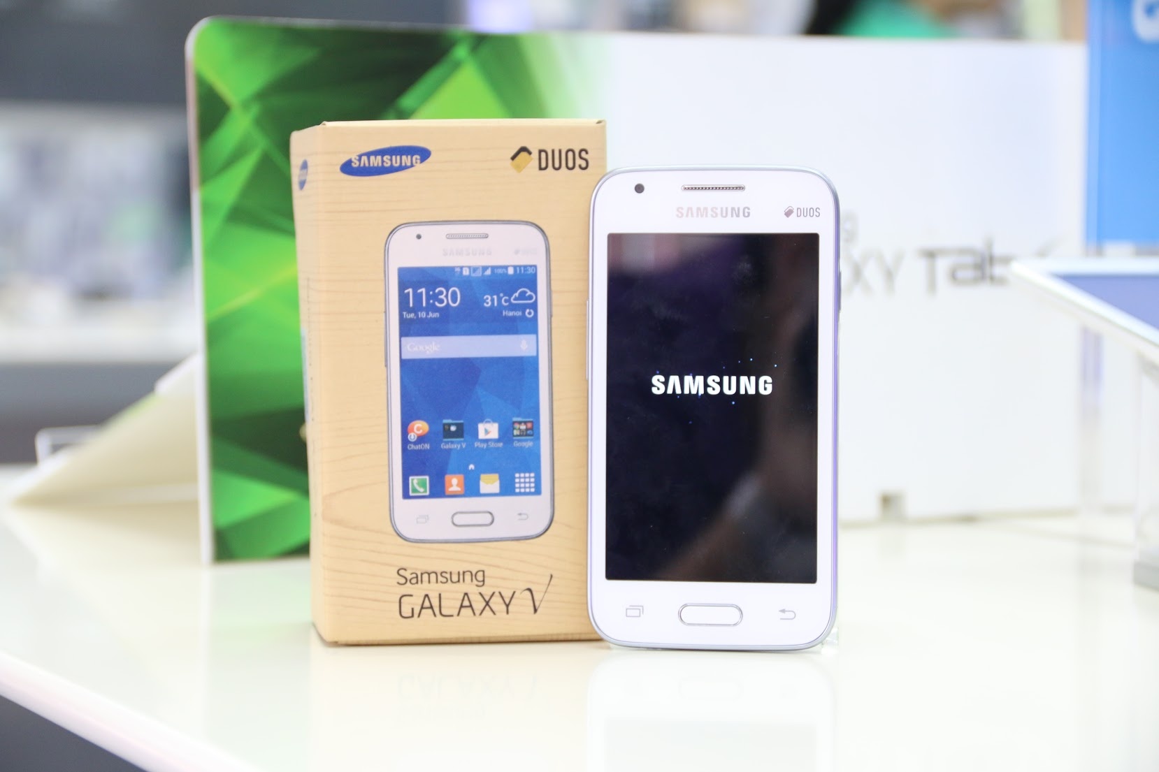 Sau nhiều thông tin rò rỉ trước đó, chiếc Galaxy V dành riêng cho thị trường Việt Nam cũng được lên kệ.