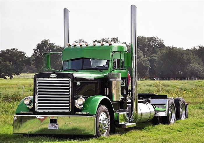 Như chiếc xe tải hiệu Peterbilt này, tài xế đã độ lên xe cặp ống xả dựng đứng bằng inox. Toàn bộ cản trước, chắn bùn cũng độ inox, trông chiếc xe bắt mắt hơn hẳn.h