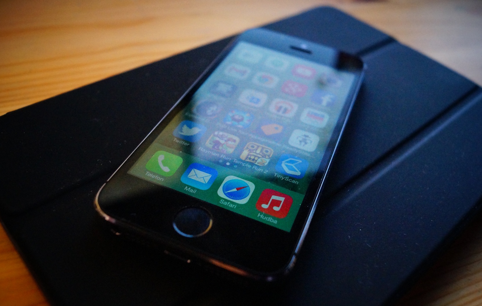 iPhone, iPad xach tay mop meo gia re hut khach o Sai Gon hinh anh