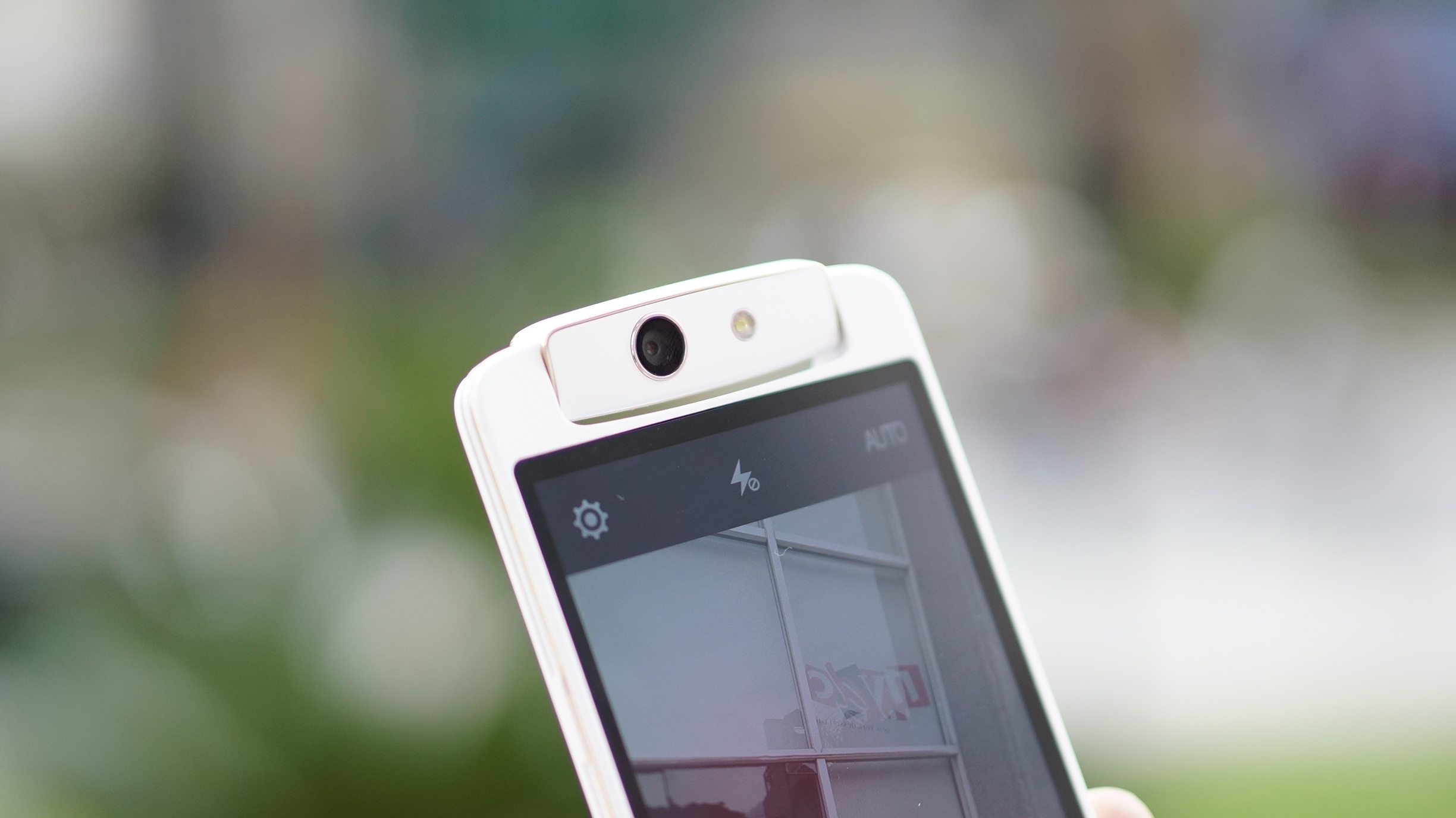 Vì không có khái niệm “camera trước” hay “camera sau”, nên chất lượng ảnh chụp của Oppo N1 Mini đều đồng nhất. Nếu xoay camera ra mặt trước, N1 Mini sẽ là smartphone tự sướng có camera “khủng” nhất hiện nay.