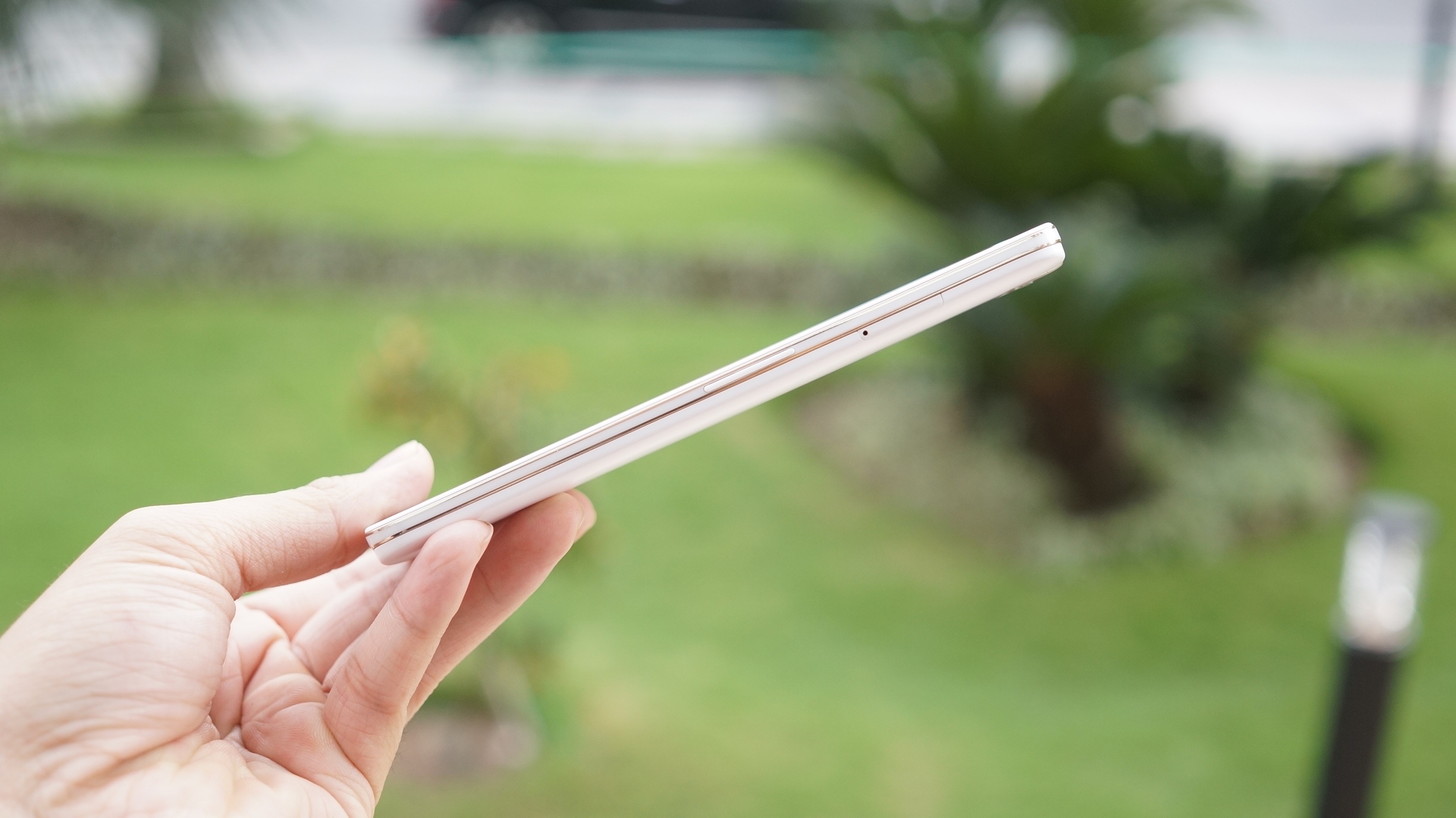 Camera xoay không ảnh hưởng đến hình dạng của máy. Thiết kế trông vẫn đồng nhất khi nhìn từ cạnh bên.