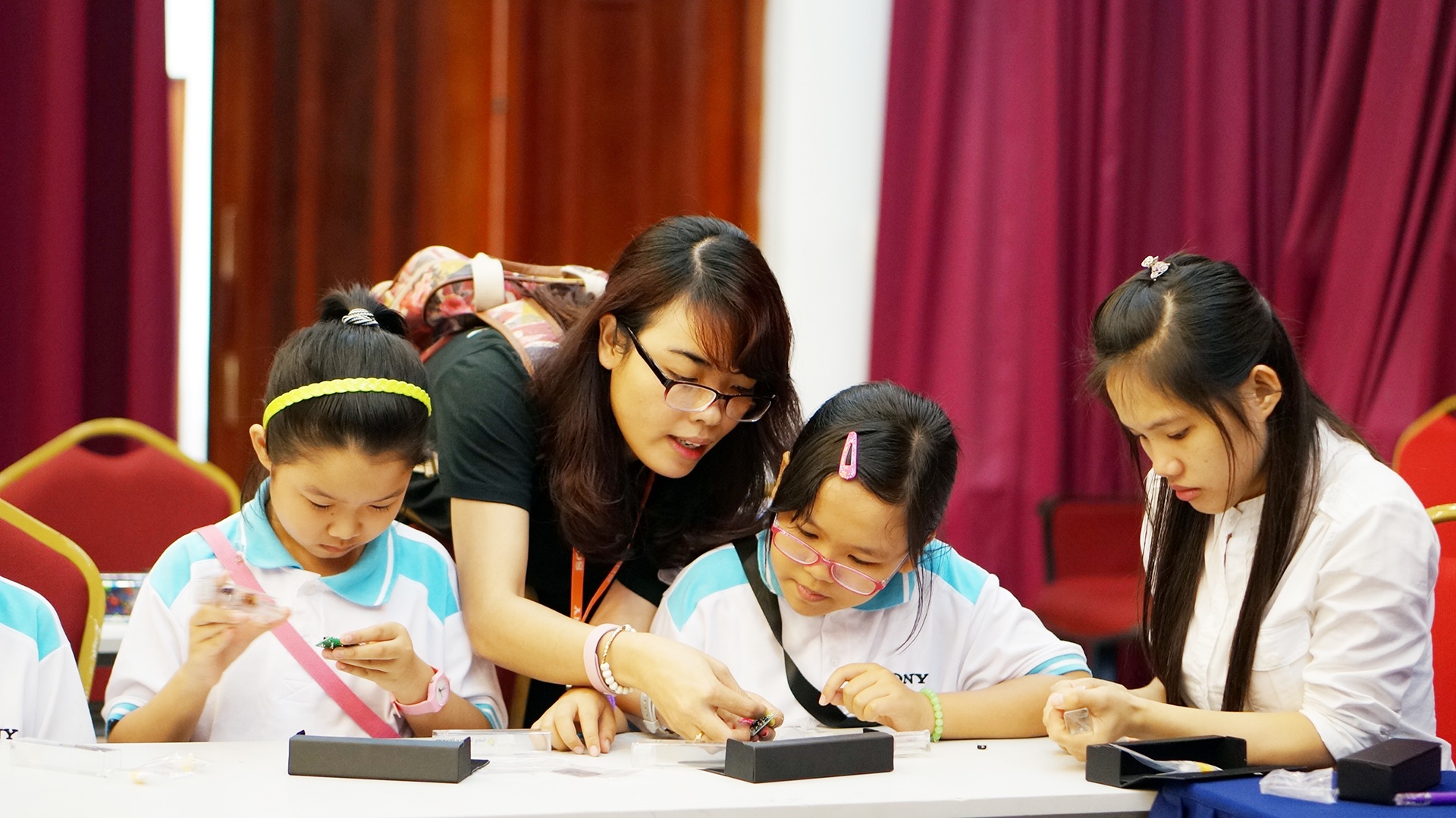 Tre em tieu hoc lap rap bo luu tru dien o Sai Gon hinh anh